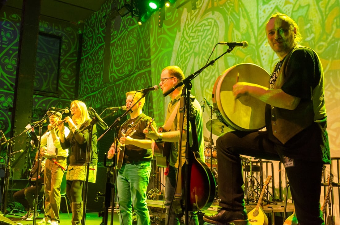 MAHONES: Irish Folk Night